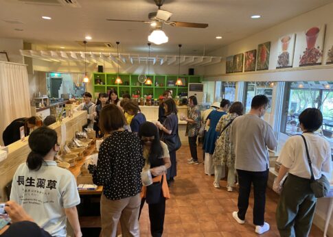 第30回全国ハーブサミット参加者が来園｜長寿源で薬草園見学とブレンド体験を実施しました