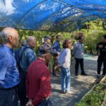 宮古島・古希同窓会のみなさんが薬草園へ。笑顔が咲いた一日。