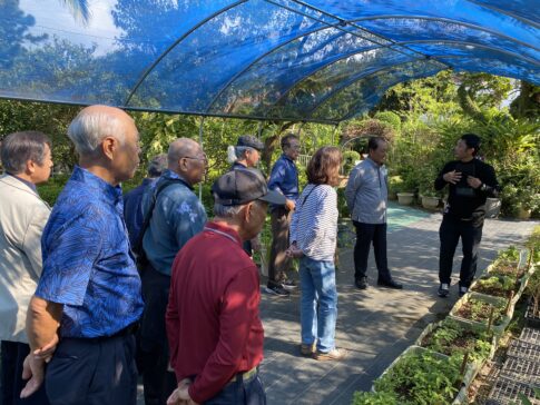 宮古島・古希同窓会のみなさんが薬草園へ。笑顔が咲いた一日。