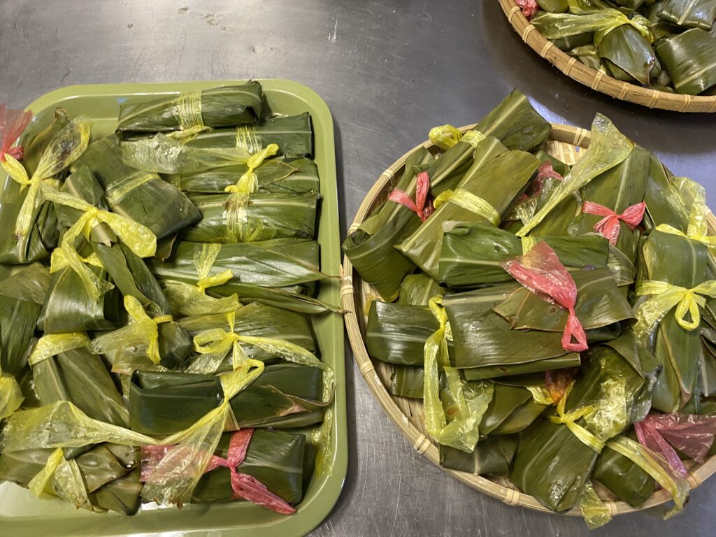 みんなでムーチーを食べる、穏やかな時間。計80個をつくった。